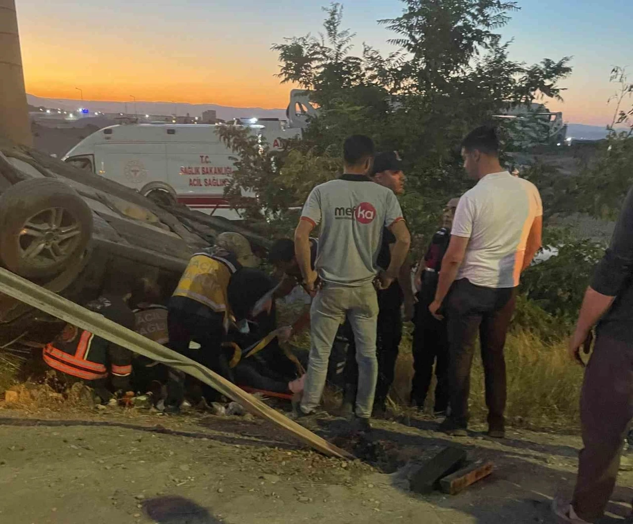 Kamyon ile otomobil çarpıştı: 2 yaralı
