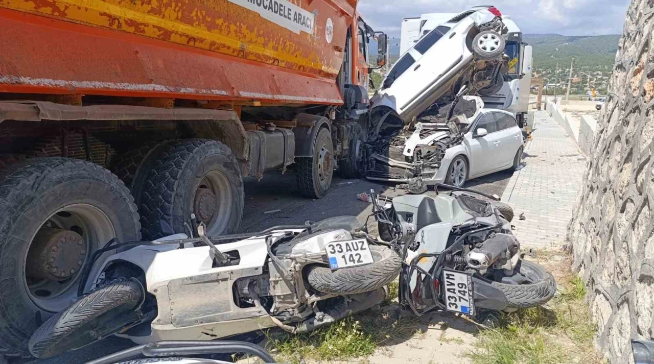 Kamyon yoldan çıktı önüne gelen taşıtı ezdi: 13 motosiklet, 3 araç zarar gördü
