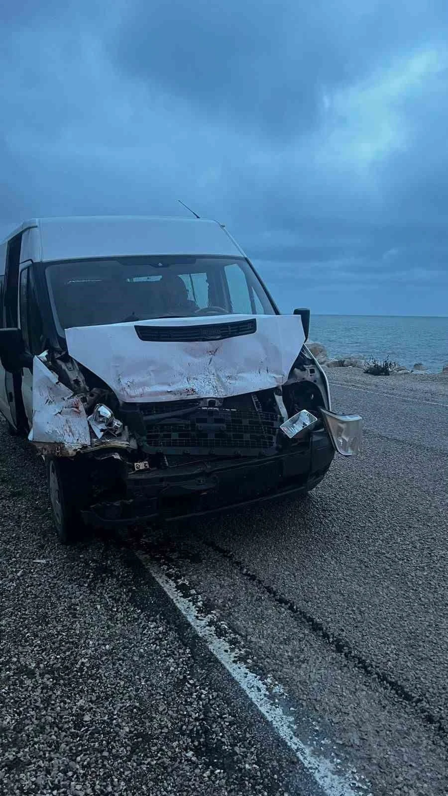 Kamyona &ccedil;arpan servis aracındaki 3 &ouml;ğrenci yaralandı
