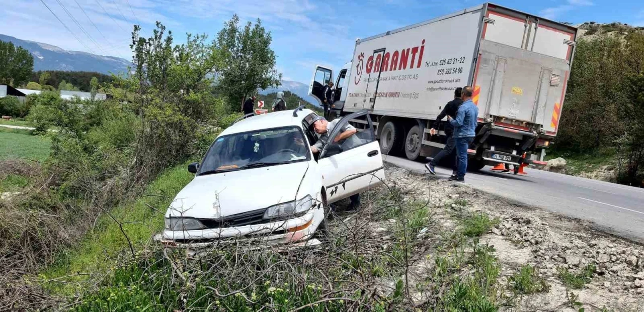 Kamyona çarpmamak için manevra yaptı: Faciadan dönüldü
