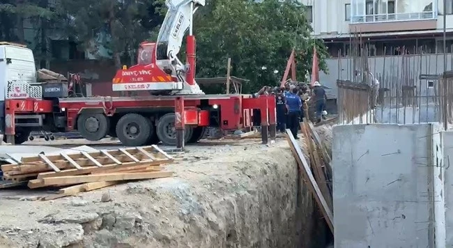 Kamyondan d&ouml;k&uuml;len hafriyatın altında kalan 2 iş&ccedil;i yaralandı
