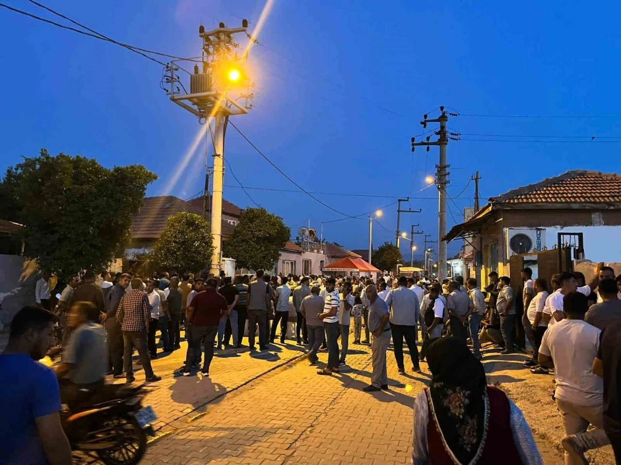 Kamyonet ile motosiklet çarpıştı: 1 ölü, 2 yaralı
