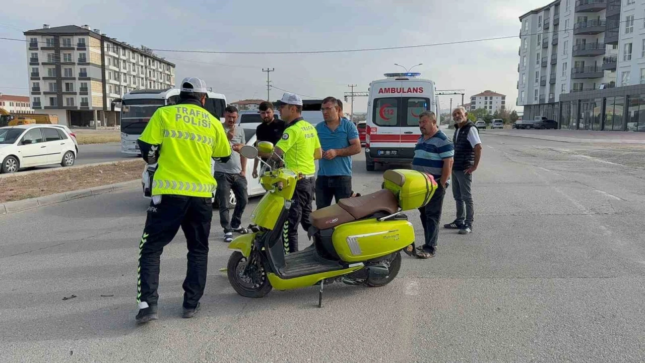 Kamyonet ile motosiklet çarpıştı: 1 yaralı
