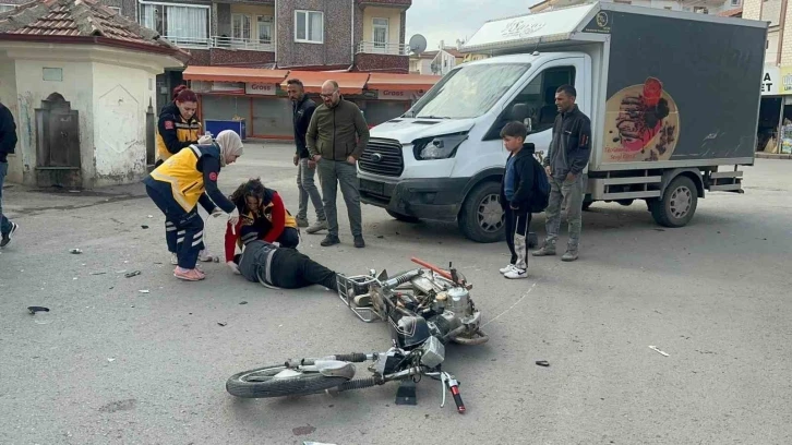 Kamyonet ile motosiklet çarpıştı: 2 yaralı
