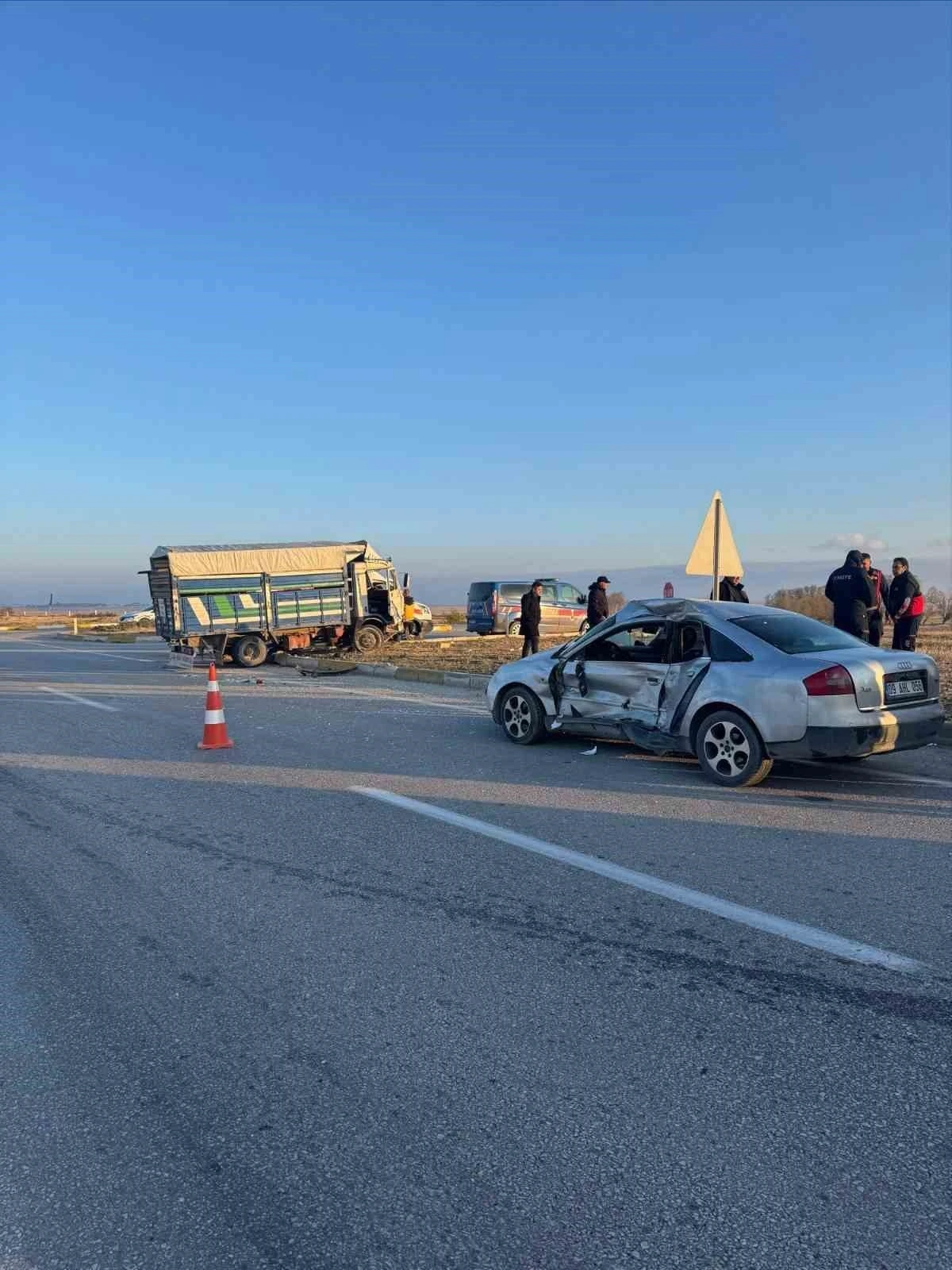 Kamyonet ile otomobil çarpıştı 6 kisi yaralandı
