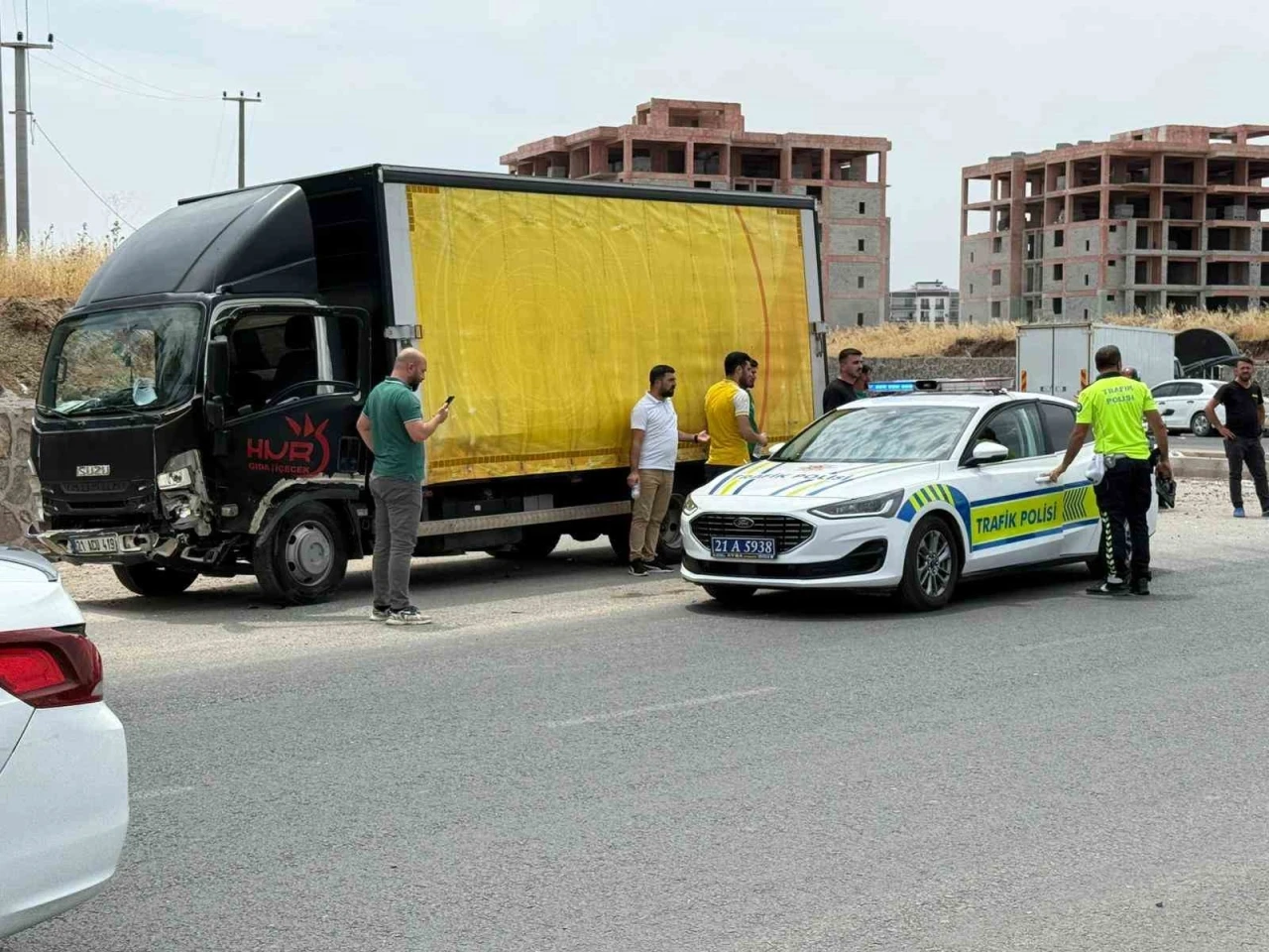 Kamyonet ile otomobil kafa kafaya çarpıştı: 2 yaralı
