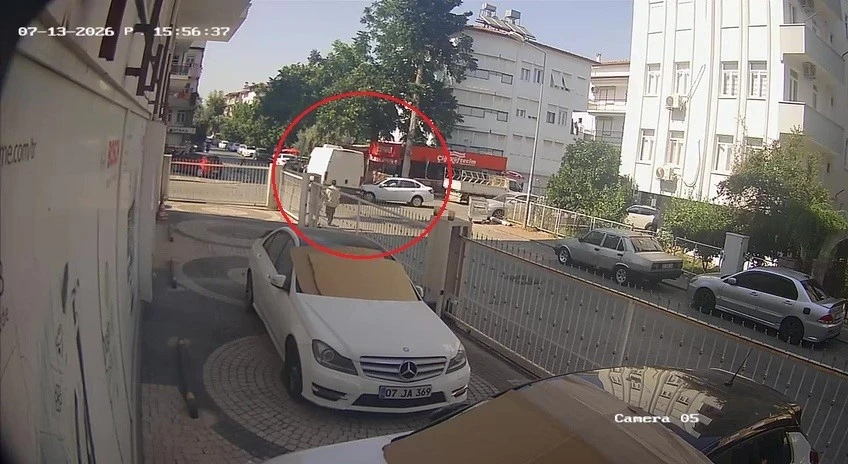 Kamyonet ile otomobil kavşakta &ccedil;arpıştı, vatandaşlar &rsquo;s&uuml;rekli kaza oluyor&rsquo; diyerek &ouml;nlem alınmasını istedi

