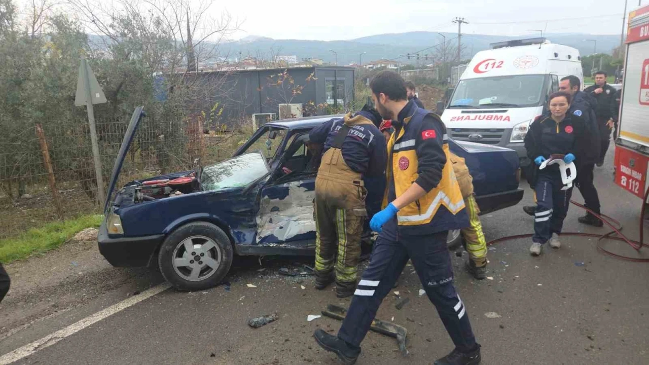 Kamyonet ters y&ouml;nden gelen otomobile &ccedil;arptı
