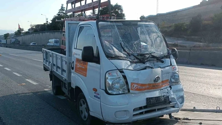 Kamyonet tıra arkadan &ccedil;arptı: 1 yaralı
