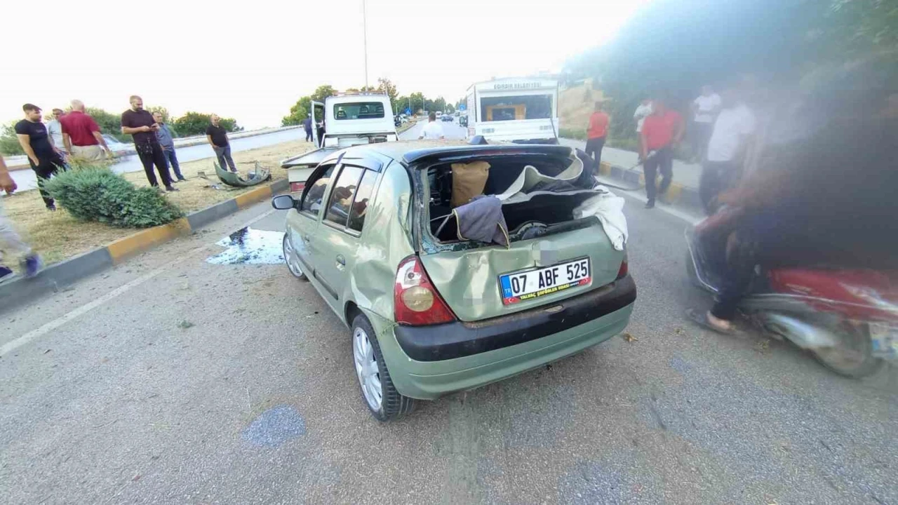 Kamyonete &ccedil;arpan otomobil karşı şeride ge&ccedil;ti: 2 yaralı
