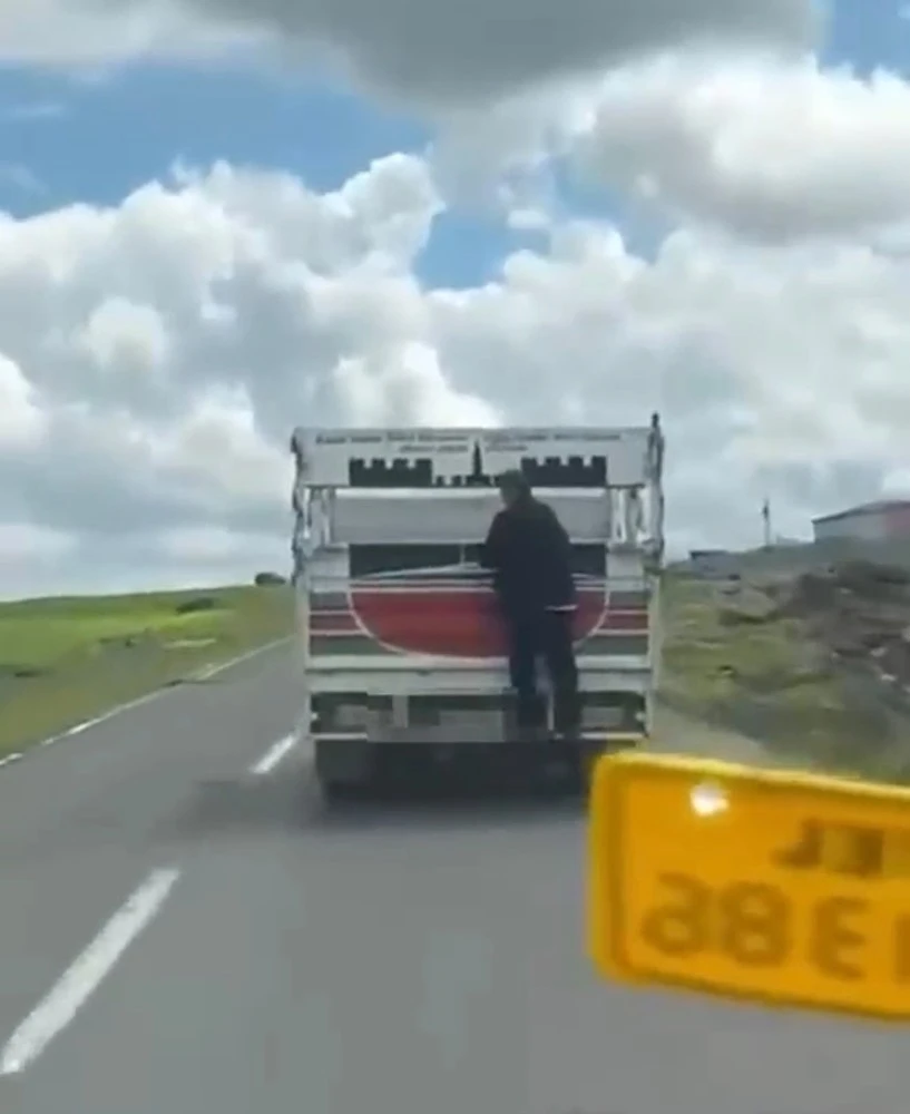 Kamyonete tutunarak kilometrelerce yol aldı
