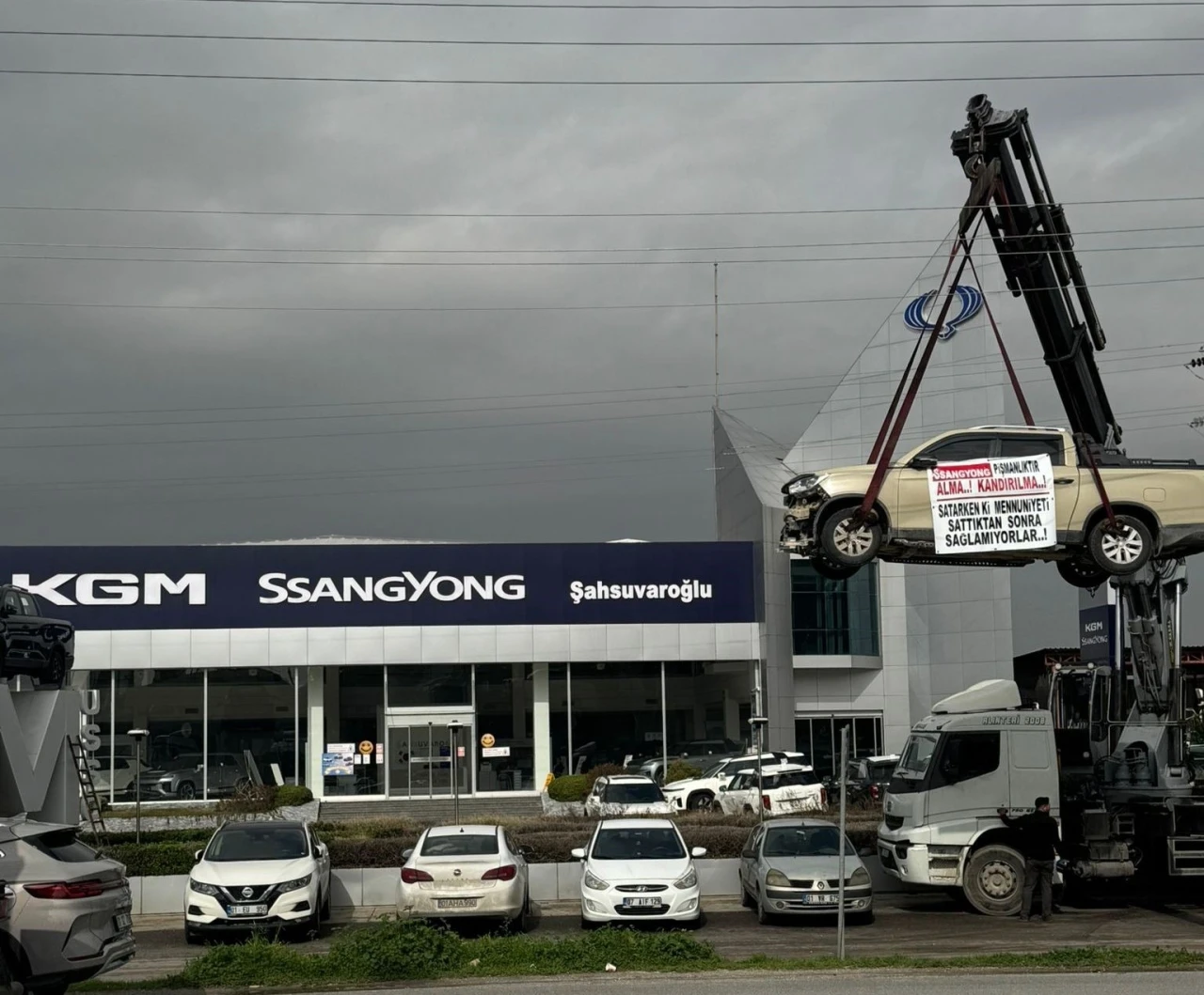 Kamyoneti vin&ccedil; ile asıp firma &ouml;n&uuml;nde eylem yaptı
