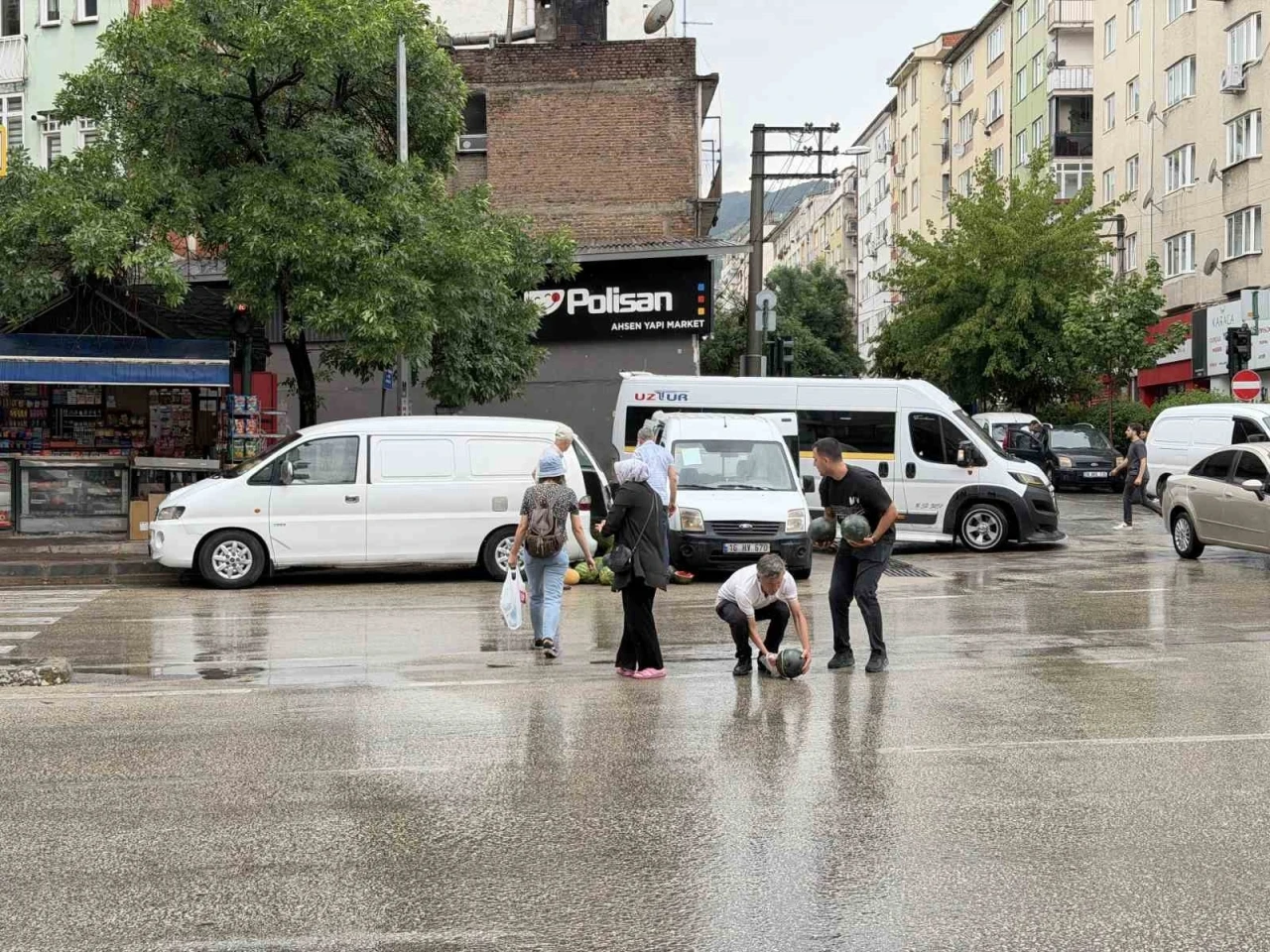 Kamyonetin arka kapağı a&ccedil;ılınca karpuzlar yola sa&ccedil;ıldı
