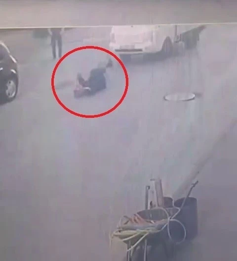 Kamyonetin çarptığı yaşlı kadın böyle savruldu
