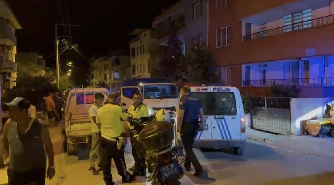 Kamyonetle gezerken polise yakalanan çocuk polis arabasına çarptı
