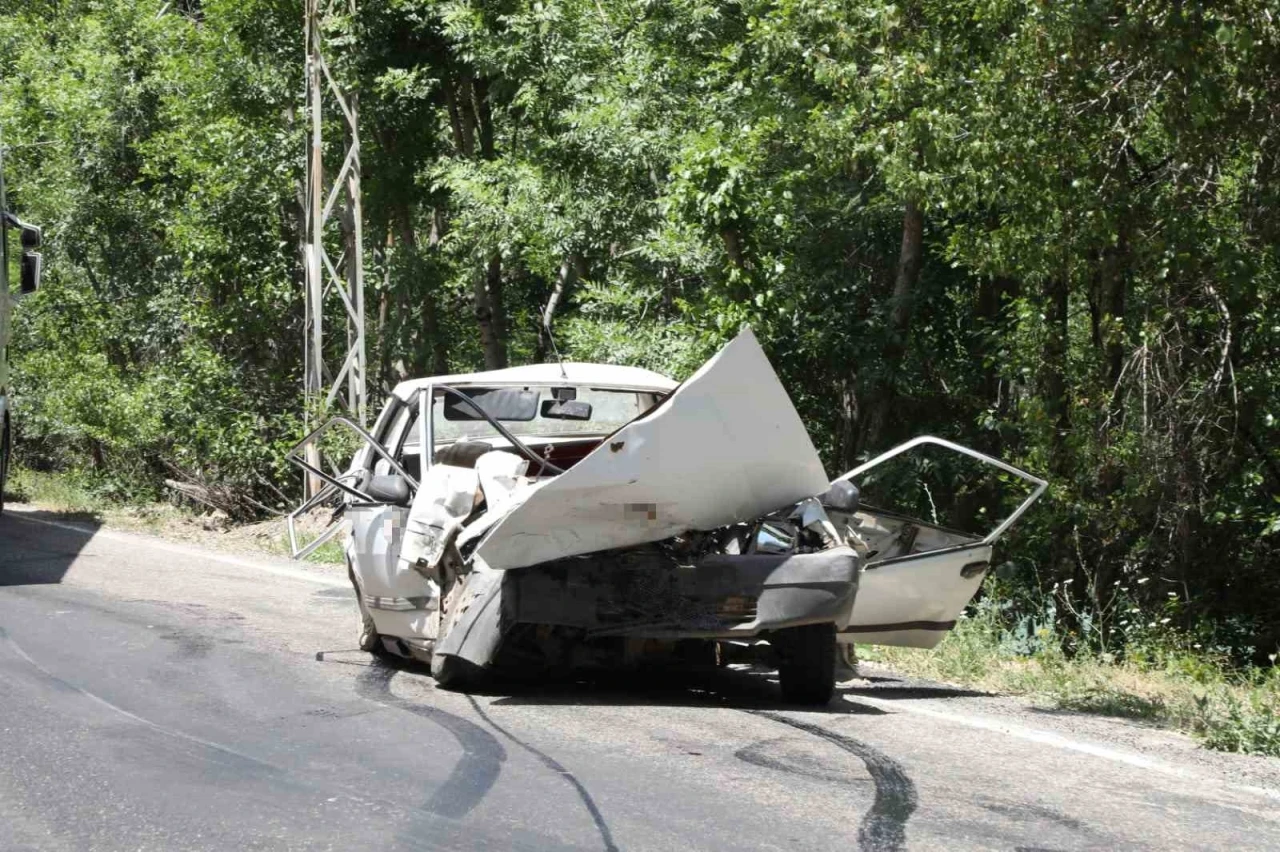 Kamyonetle kafa kafaya &ccedil;arpışan Fiat Tofaş hurdaya d&ouml;nd&uuml;: 1 &ouml;l&uuml;, 5 yaralı
