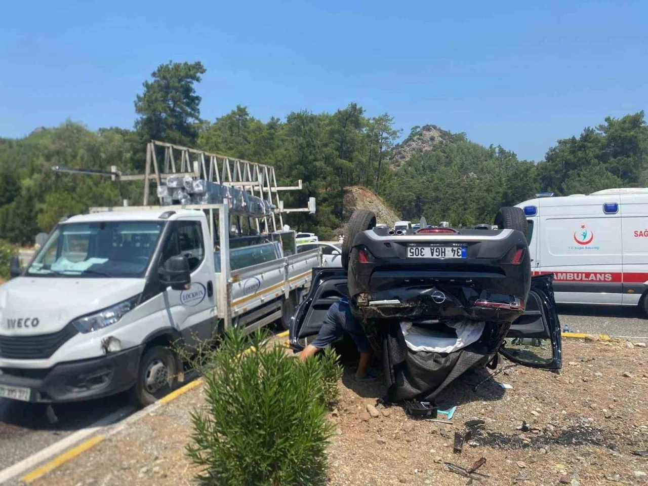 Kamyonetle otomobil çarpıştı: 4 yaralı
