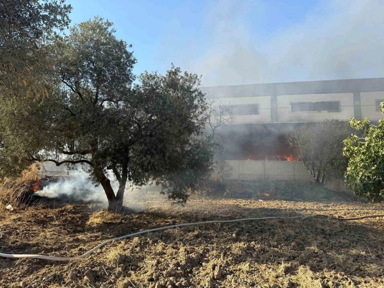 Kamyonette başlayan yangın fabrikaya sıçradı

