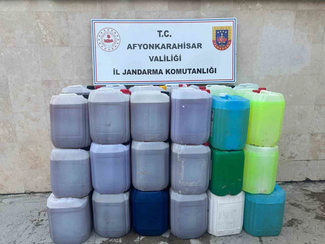 Kamyonette binlerce litre taklit temizlik ürünü ele geçirildi