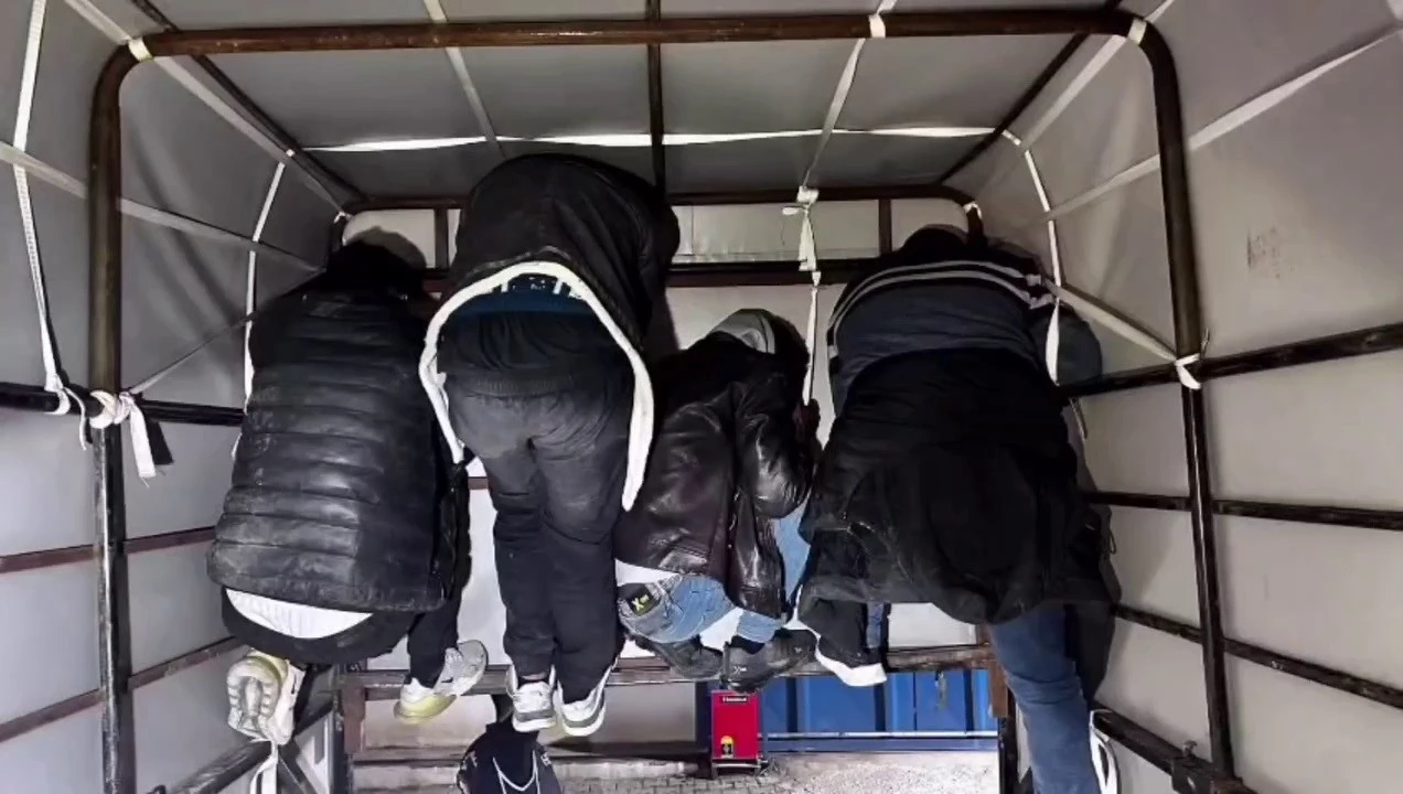 Kamyonette tavana tutunarak saklanmaya &ccedil;alışan 4 g&ouml;&ccedil;men yakalandı
