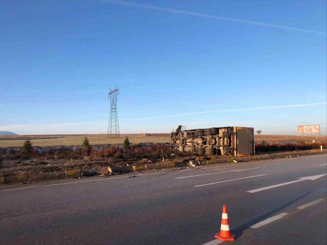 Kamyonla &ccedil;arpışan otomobil s&uuml;r&uuml;c&uuml;s&uuml; hayatını kaybetti
