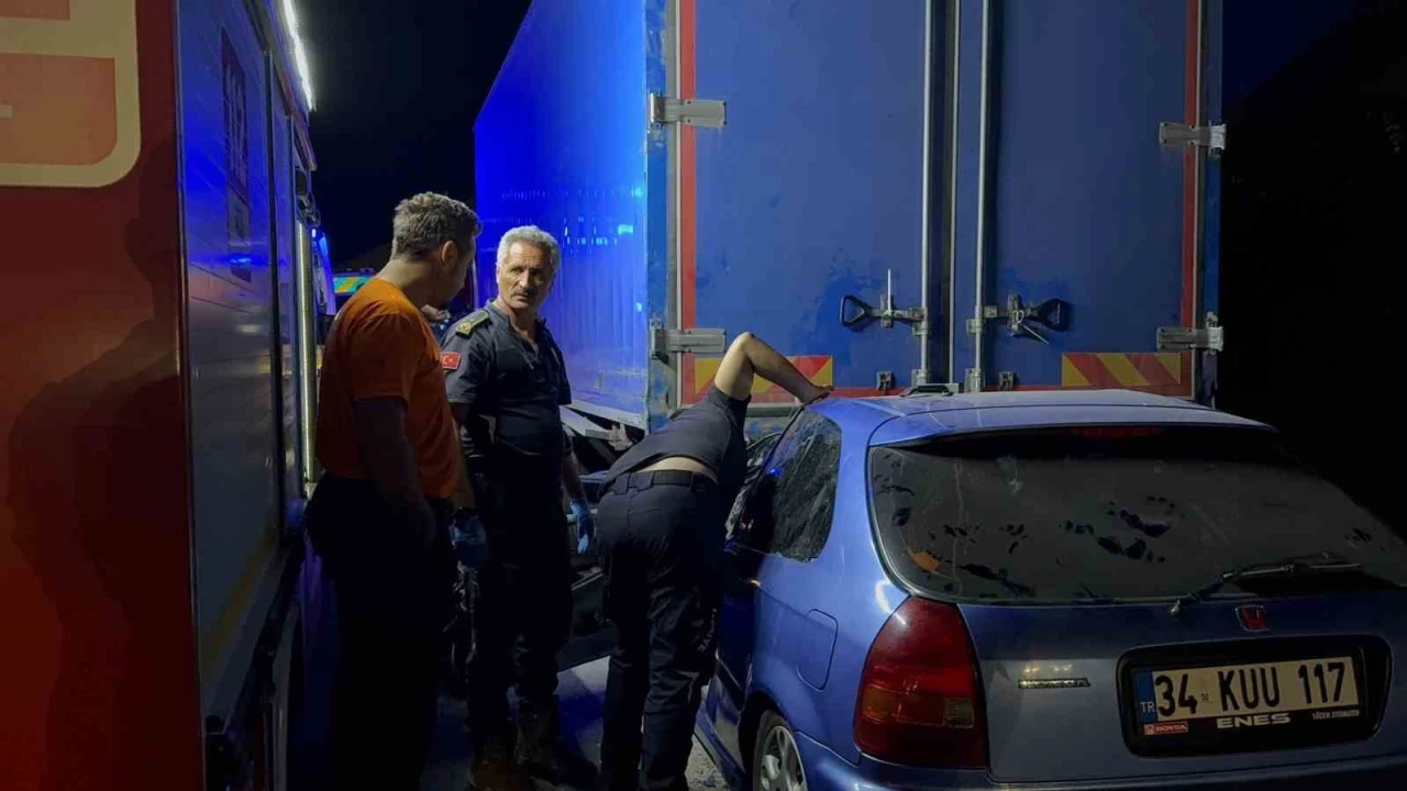 Kamyonun altına giren otomobilde can pazarı: 1 ölü, 1 ağır yaralı
