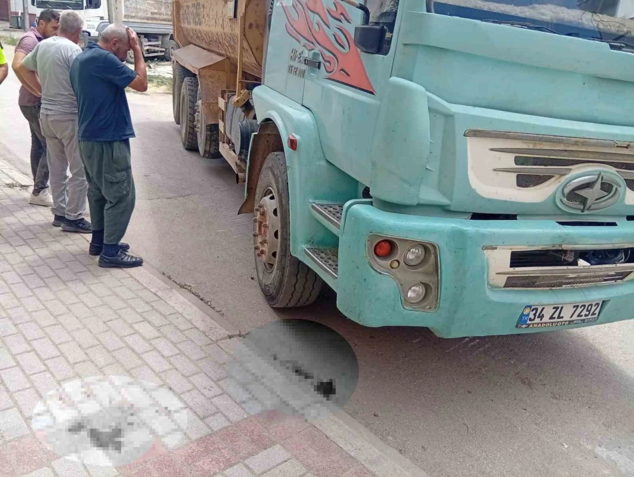 Kamyonun altında kalan bisikletli &ccedil;ocuk ağır yaralandı
