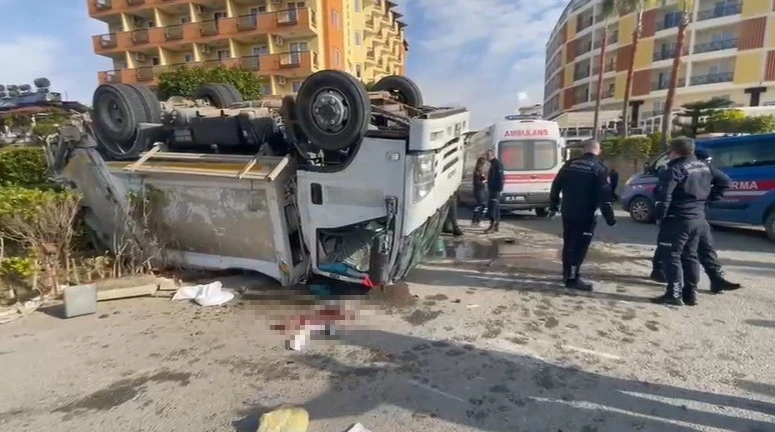 Kamyonun arkadan &ccedil;arptığı &ccedil;&ouml;p kamyonu devrildi: 1&rsquo;i ağır 3 iş&ccedil;i yaralandı

