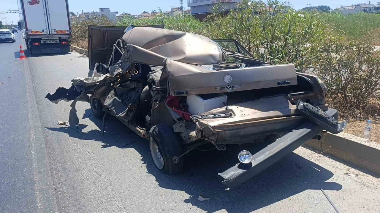 Kamyonun &ccedil;arptığı Fiat Tofaş hurdaya d&ouml;nd&uuml;: Camdan dışarı atlayan s&uuml;r&uuml;c&uuml; hafif yaralı olarak kurtuldu
