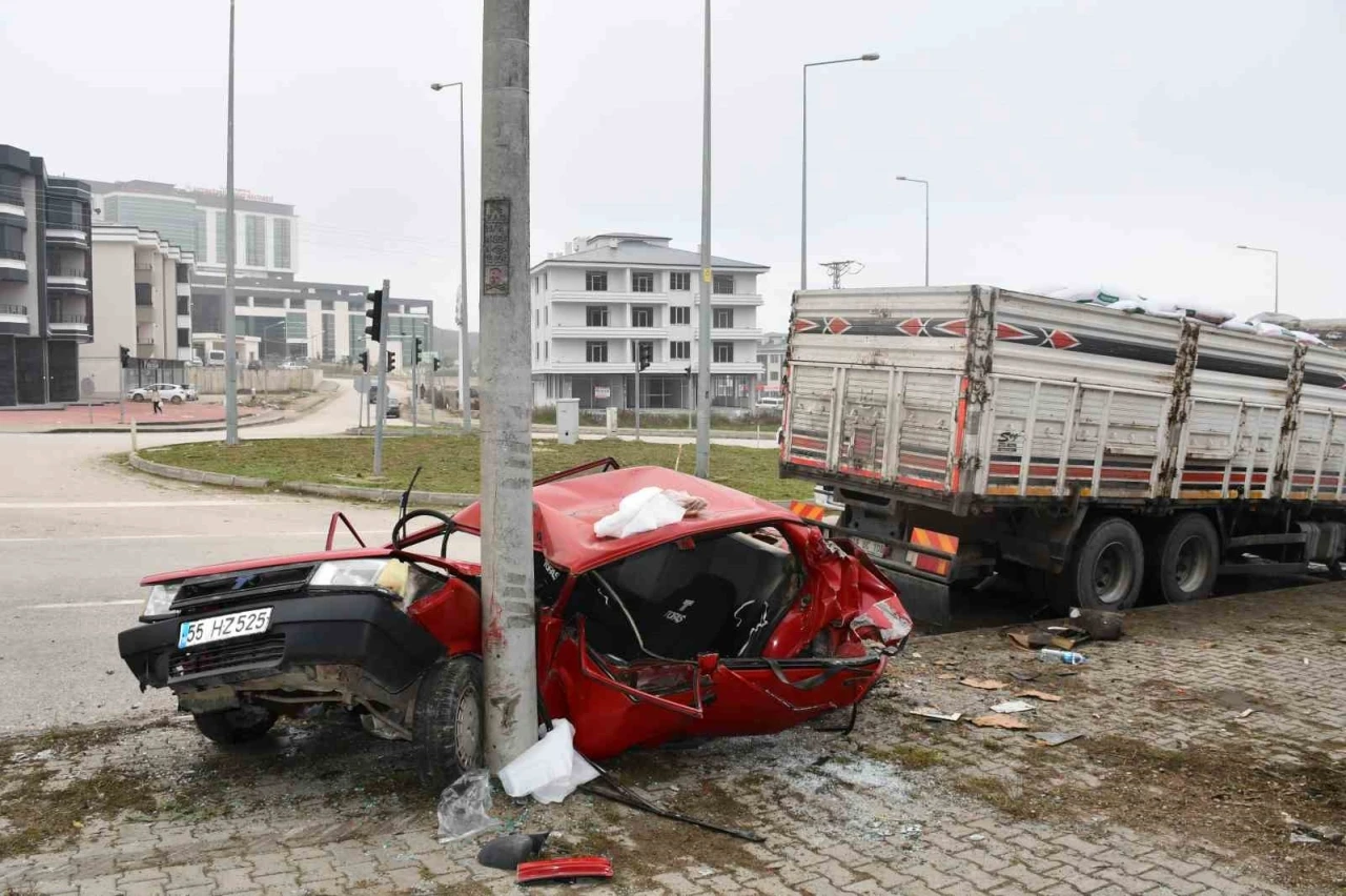 Kamyonun çarptığı Tofaş kağıt gibi katlandı: 4 yaralı
