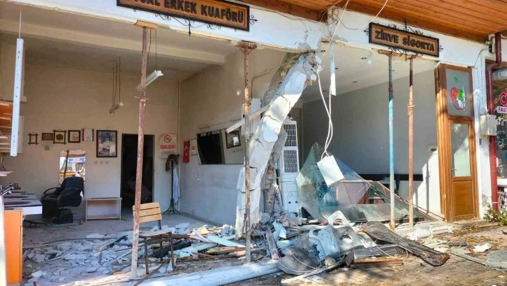 Kamyonun freni patladı, facianın eşiğinden d&ouml;n&uuml;ld&uuml;
