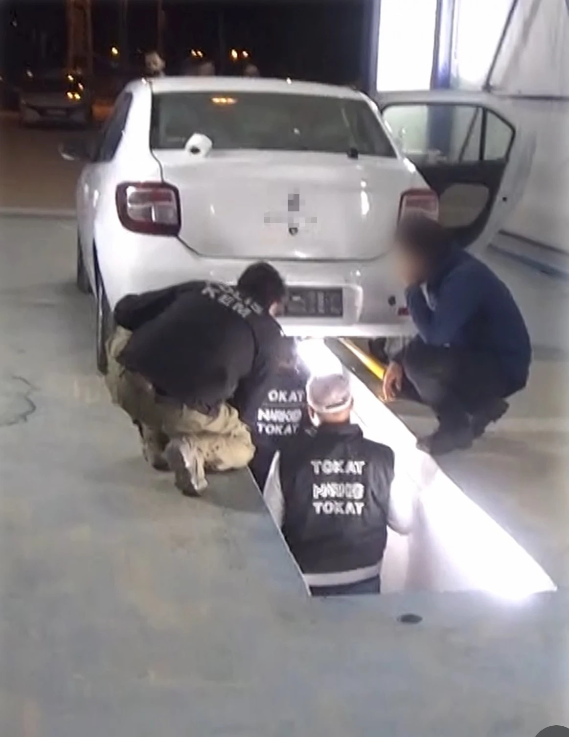 Kamyonun içerisindeki otomobile gizlediler, narkotik köpeğinden kaçamadılar

