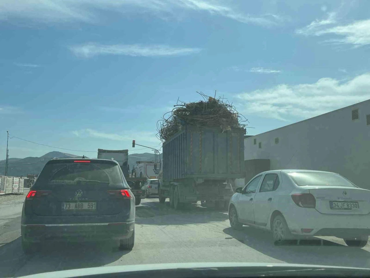 Kamyonun kasasını aşan hurda demir yüküyle kazaya davetiye çıkarttı