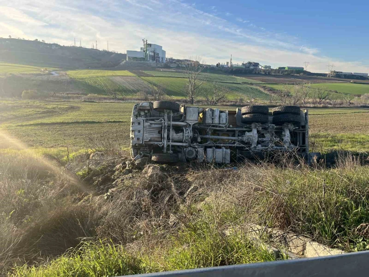 Kamyonun metrelerce s&uuml;r&uuml;klendiği kazadan emniyet kemeri sayesinde yara almadan kurtuldu
