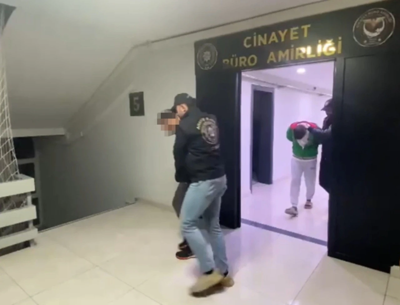 Kan lekesi, annesini &ouml;ld&uuml;ren zanlıyı ele verdi
