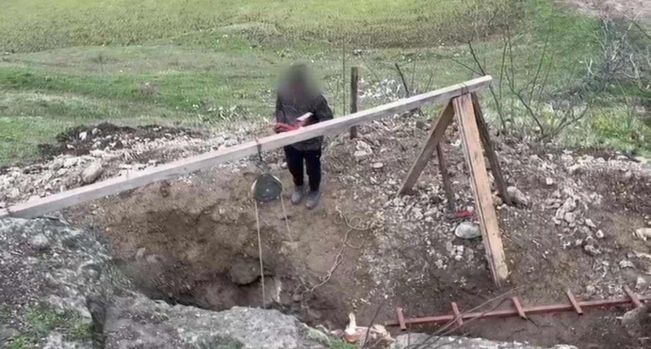 Kanalizasyon bahanesiyle 6 metrelik define &ccedil;ukuru kazarken yakalandılar
