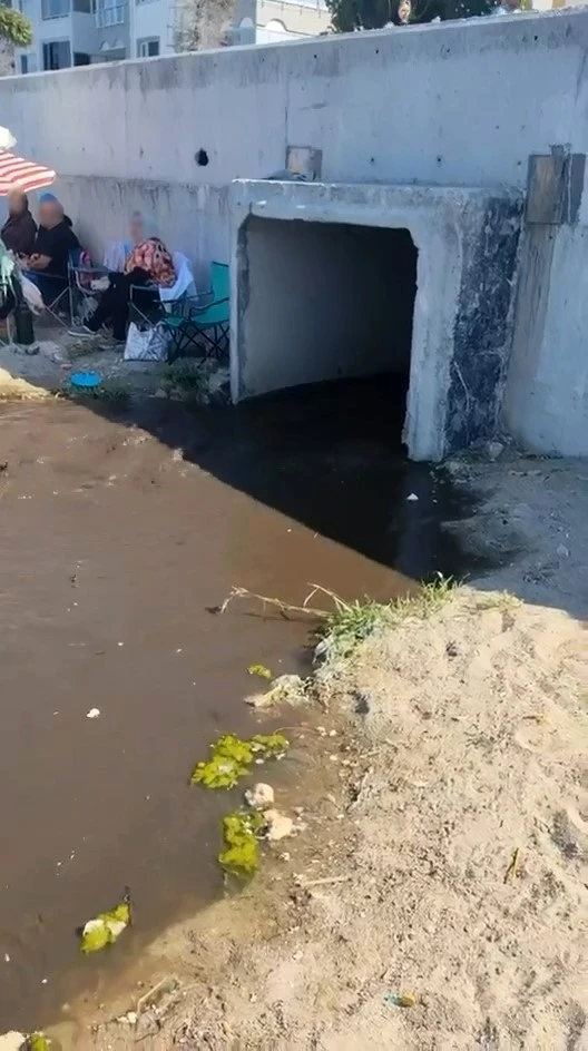 Kanalizasyon suyu sahilde vatandaşların &uuml;zerine aktı
