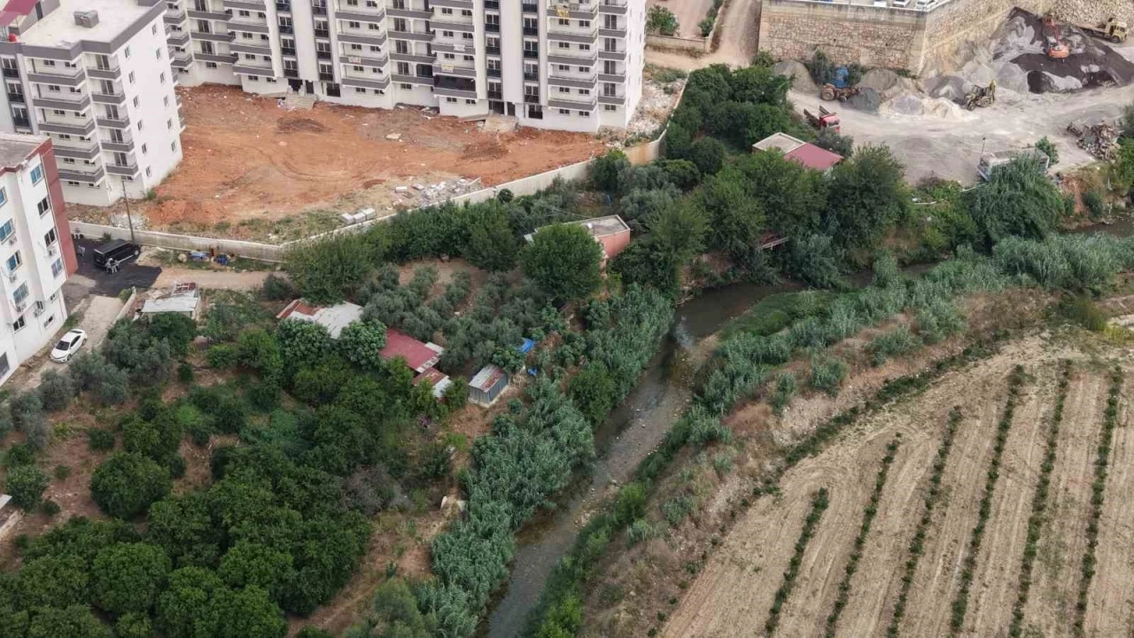 Kanalizasyonu akarsuya bağladılar, mahalle sakinleri sokağa &ccedil;ıkamıyor
