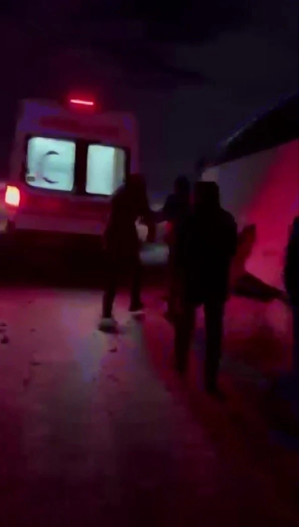 Kangal Termik Santrali iş&ccedil;ilerini taşıyan servis  kaza yaptı: 6 iş&ccedil;i yaralandı
