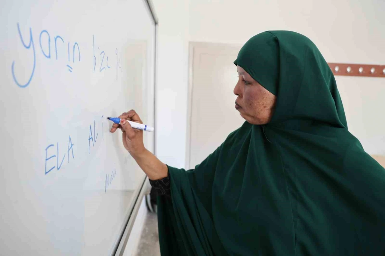 Kanser hastası annesi için 6 bin kilometre geldi: Tercüman bulamadığı için Türkçe kursuna yazıldı
