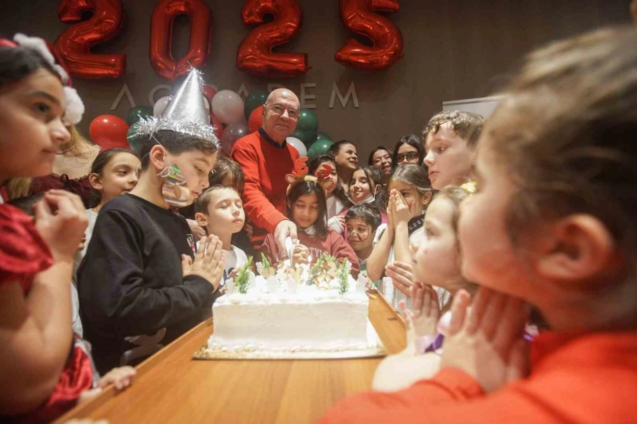 Kanser tedavisi gören çocuklar yılbaşı partisinde doyasıya eğlendi