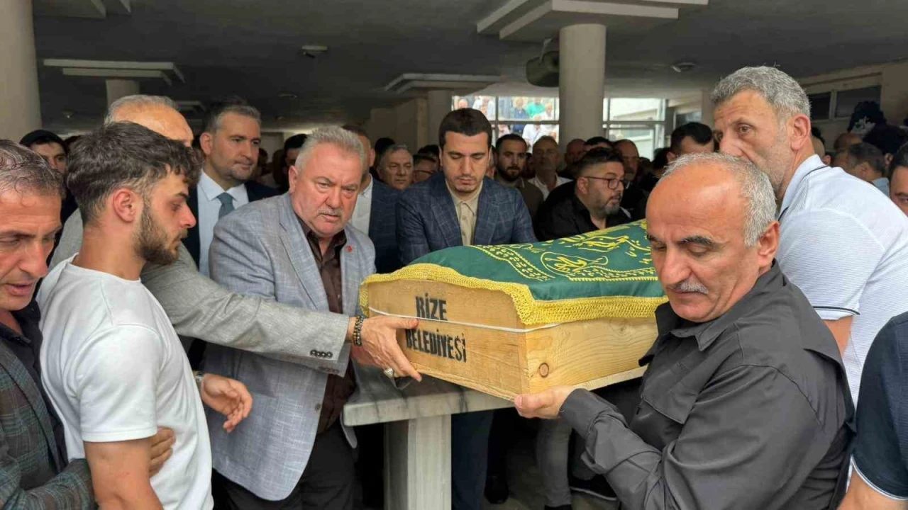 Kansere yenik d&uuml;şen il&ccedil;e başkanı son yolculuğuna uğurlandı
