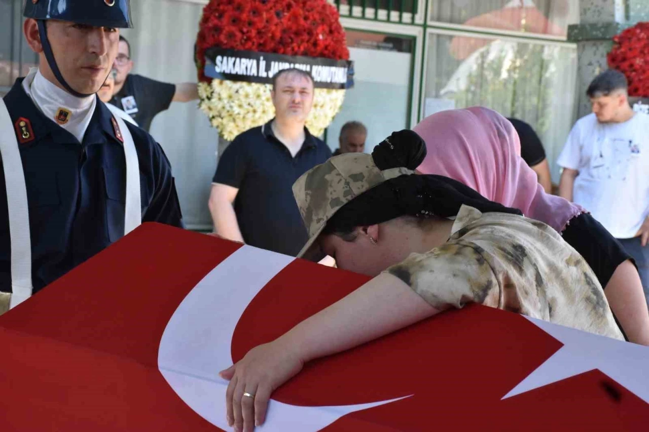Kansere yenik d&uuml;şen Uzman &Ccedil;avuş, askeri t&ouml;renle son yolculuğuna uğurlandı
