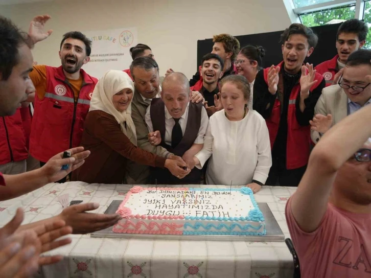 Kanseri yenen özel bireye doğum günü sürprizi: Hemşireler sevincine ortak oldu
