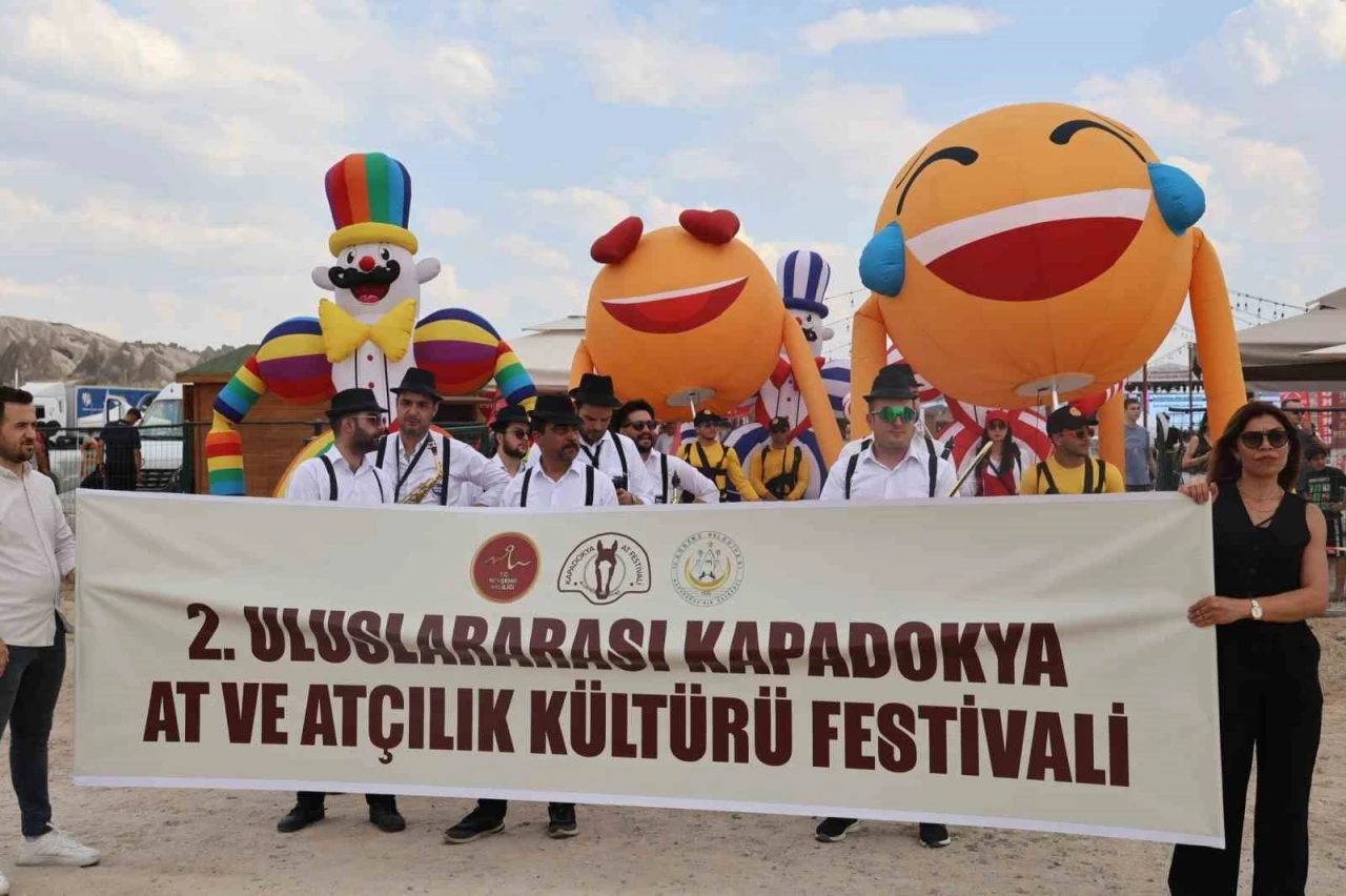 Kapadokya&rsquo;da g&uuml;zellikleriyle b&uuml;y&uuml;leyen atlar podyuma &ccedil;ıktı
