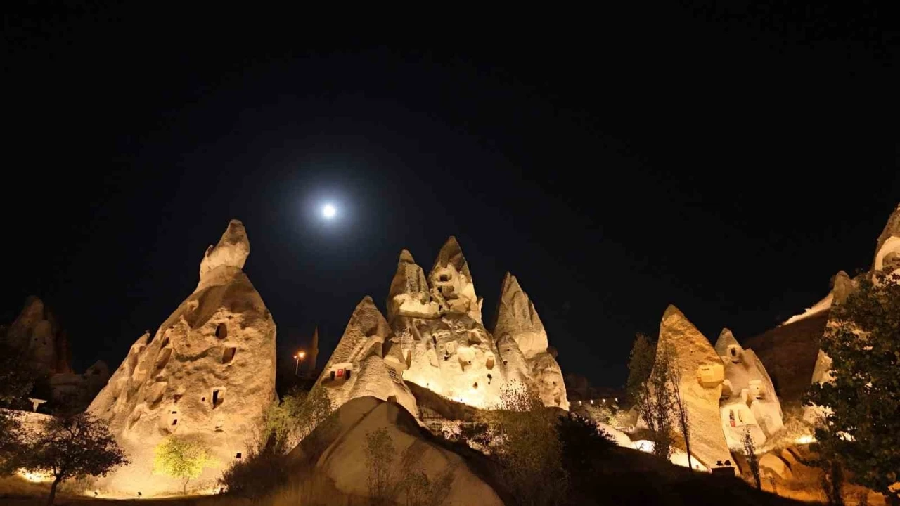 Kapadokya’da &quot;Kunduz Süper Ay&quot; göz kamaştırdı
