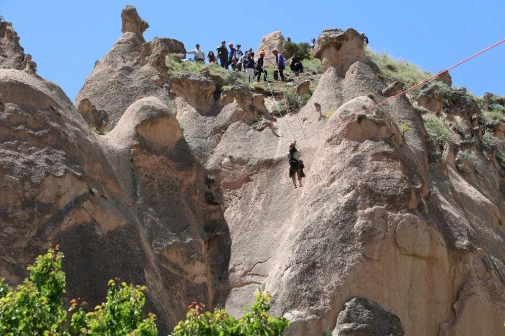 Kapadokya’da sıcak hava balonu peri bacalarının üzerine güvenli iniş yaptı: Turistler kurtarıldı