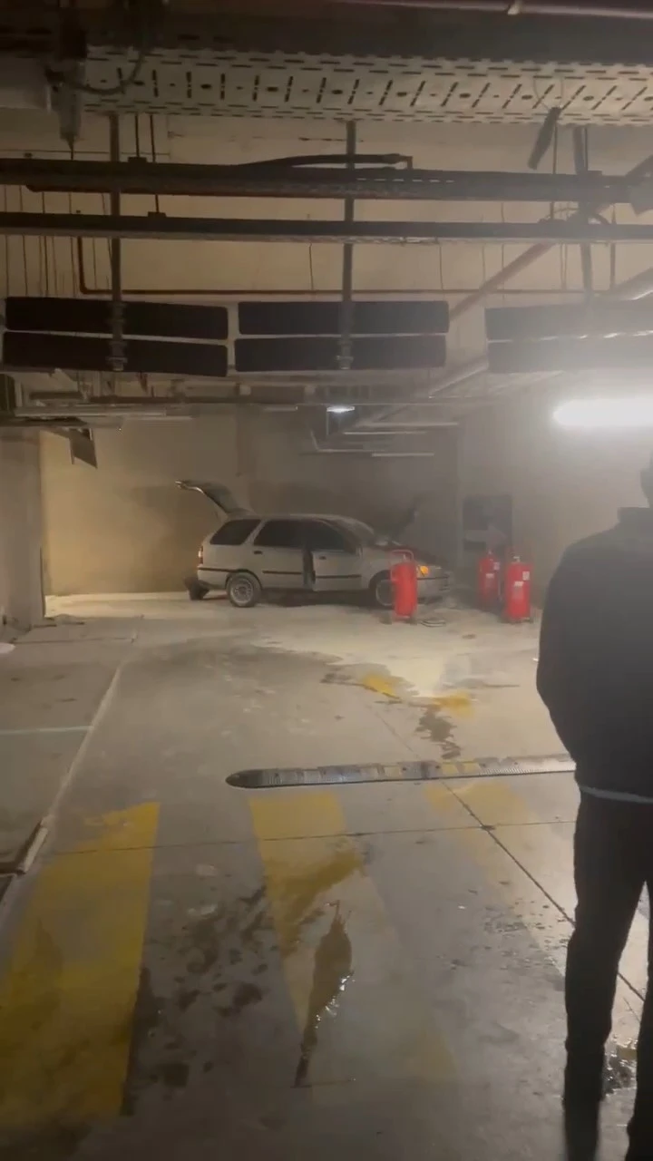 Kapalı otoparktaki LPG&rsquo;li otomobil yandı
