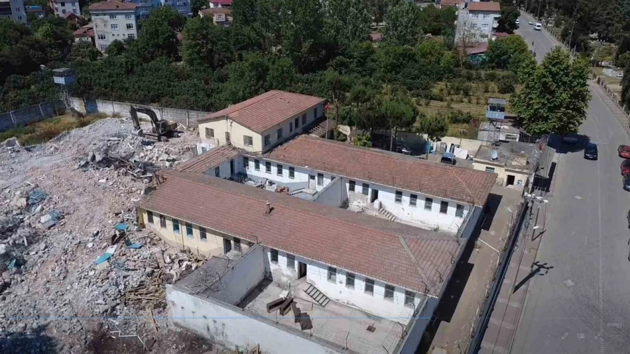 Kapanan cezaevinde yıkım başladı
