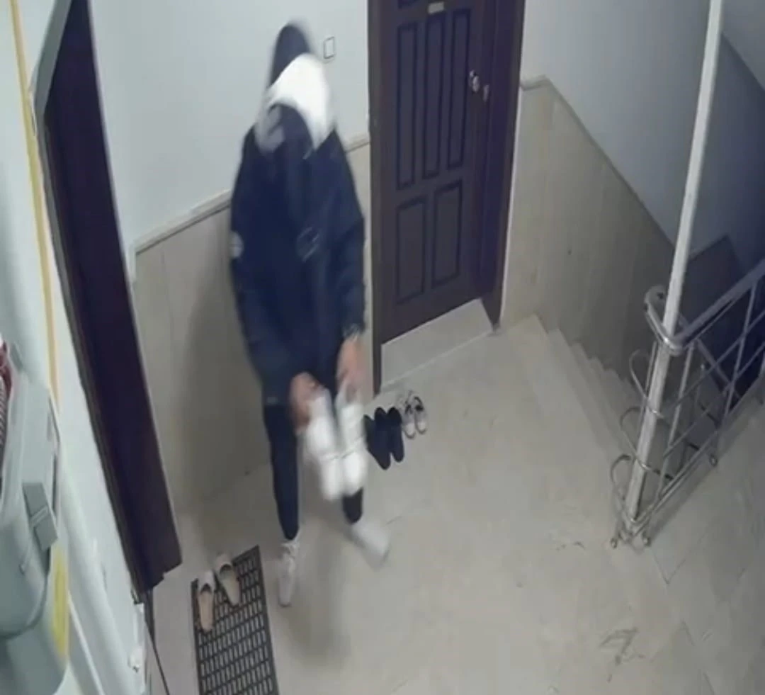 Kapı önündeki ayakkabıyı çalan kurye kameraya yansıdı
